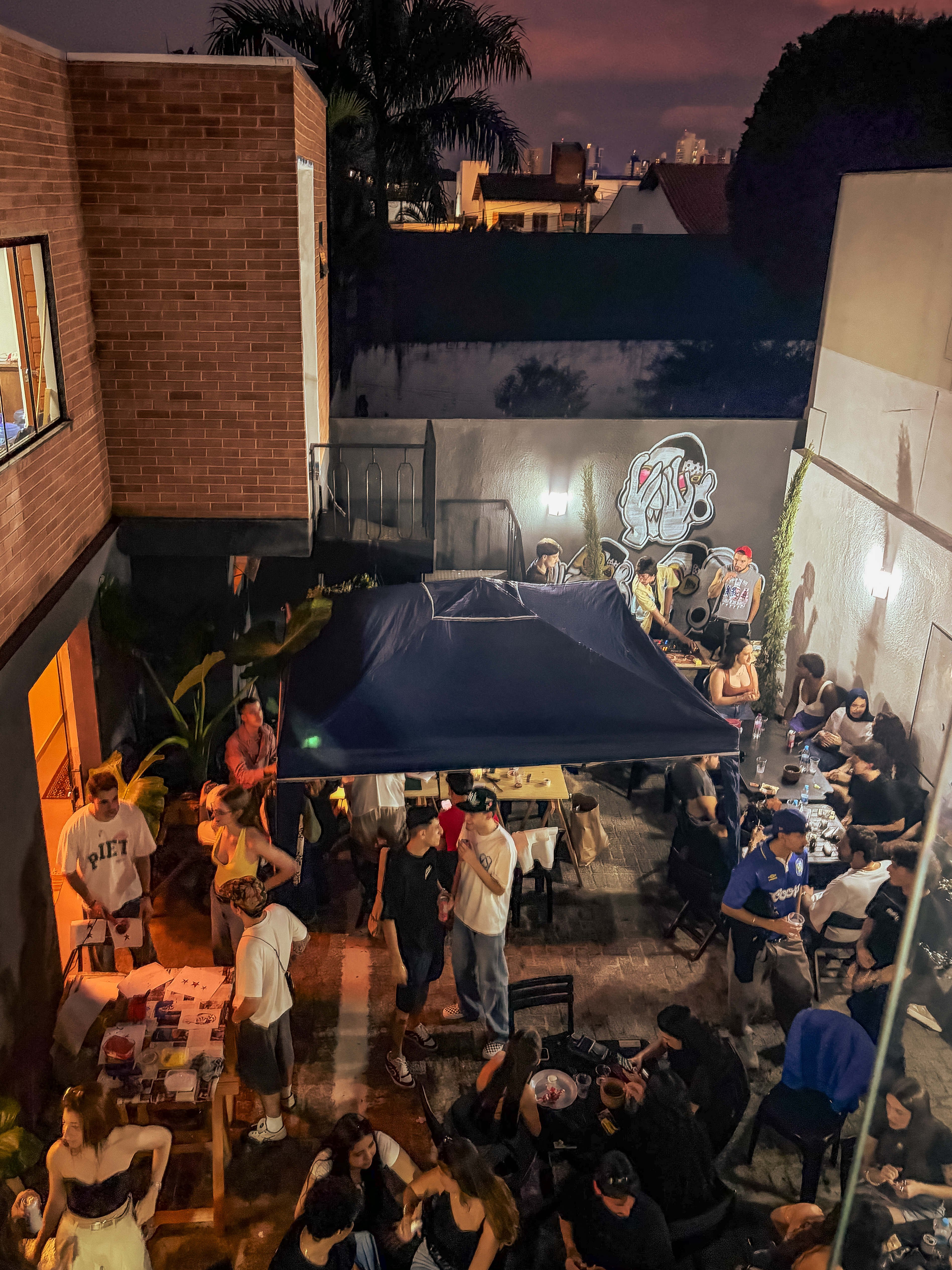 Festa noturna com DJ no pátio da Vila Devora